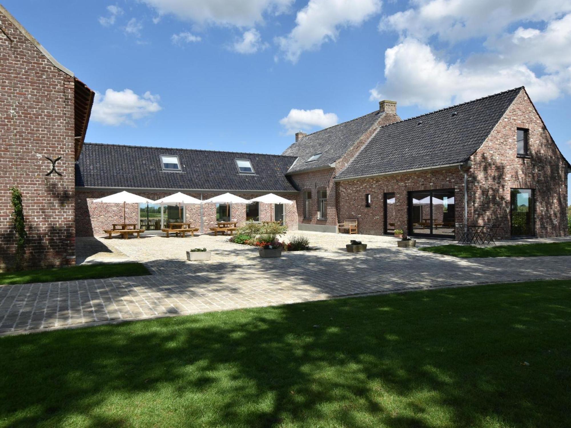 Spacious Holiday Home With Pond In Poperinge Roesbrugge-Haringe Dış mekan fotoğraf